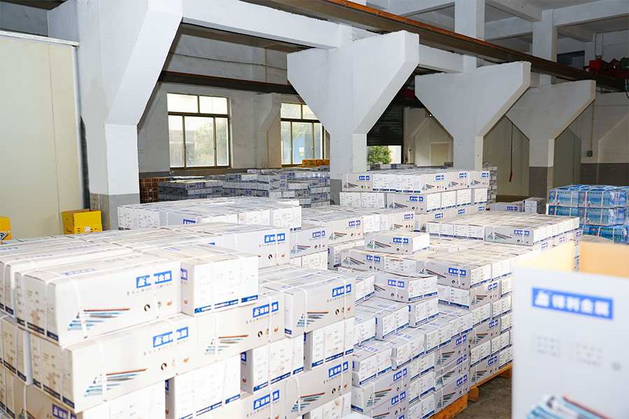 Pacáistiú agus trádstóráil